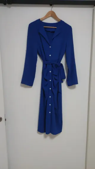 Vestido largo verde con bordado y vestido azul