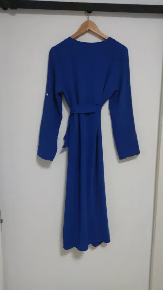 Vestido largo verde con bordado y vestido azul