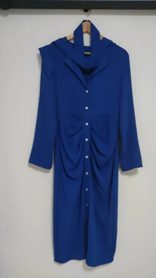 Vestido largo verde con bordado y vestido azul