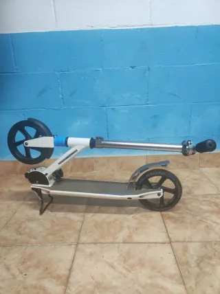 Patinete grande blanco y azul