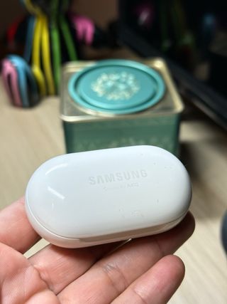 Estuche Samsung Sound by AKG Blancos