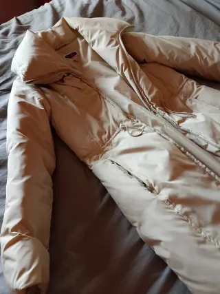 Abrigo largo de plumas beige