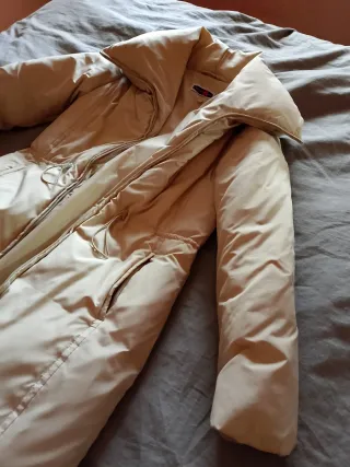 Abrigo largo de plumas beige