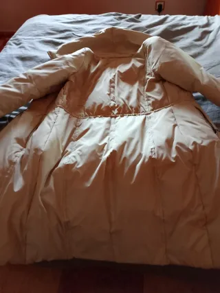 Abrigo largo de plumas beige