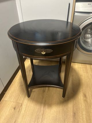Mesa auxiliar madera negra y dorada