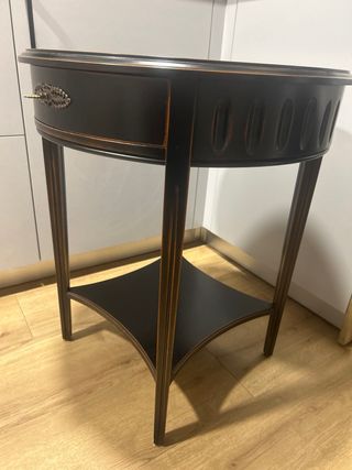 Mesa auxiliar madera negra y dorada