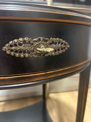 Mesa auxiliar madera negra y dorada