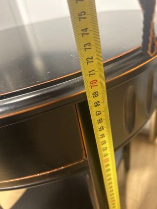 Mesa auxiliar madera negra y dorada