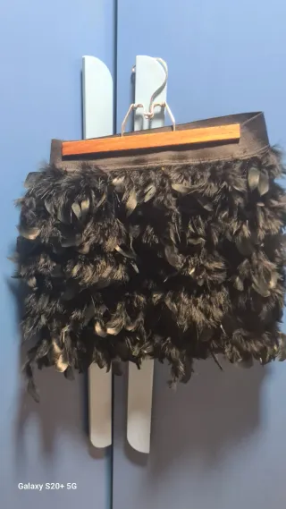 Falda de plumas negra Talla S