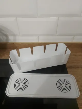 Caja organizadora de cables blanca