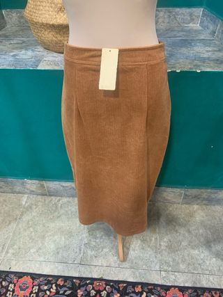 Falda de pana marrón con botones