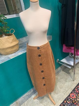 Falda de pana marrón con botones