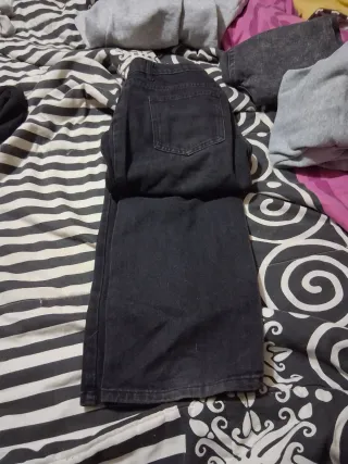 Dos pantalones vaqueros anchos negros apenas uso