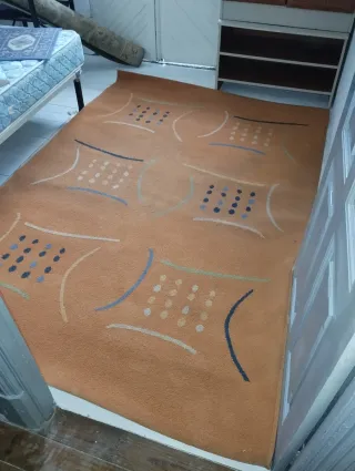 Alfombra salón naranja con diseño geométrico