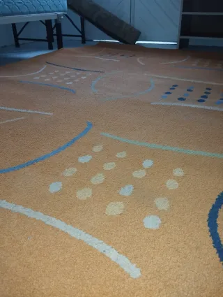 Alfombra salón naranja con diseño geométrico