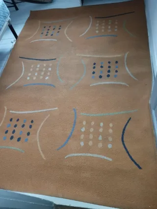 Alfombra salón naranja con diseño geométrico