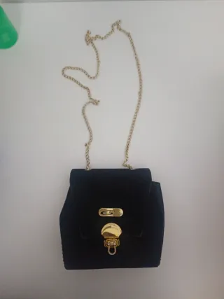Bolso de terciopelo negro con cadena dorada
