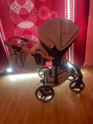 Carro de bebé dorado y  azul  tiene las tres