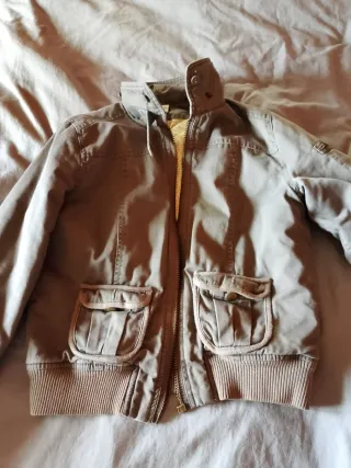 Chaqueta beige estilo militar