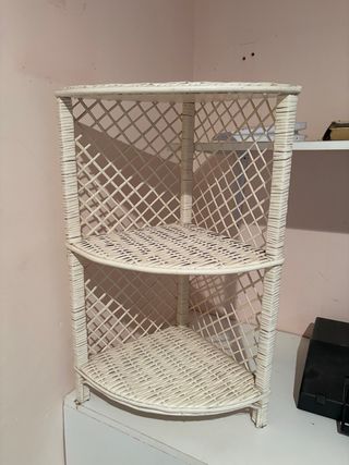 Estantería de esquina de mimbre blanca