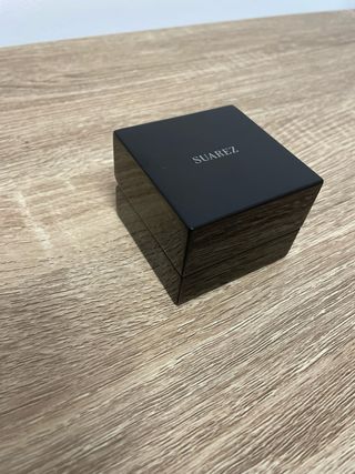 Cofre de anillo de la marca de joyería Suarez