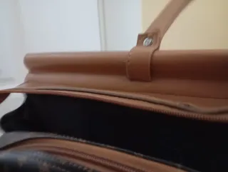 Bolso de viaje marrón y negro