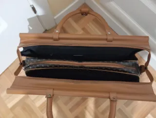 Bolso de viaje marrón y negro