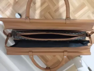 Bolso de viaje marrón y negro