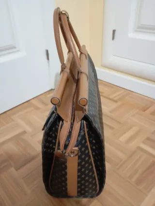 Bolso de viaje marrón y negro