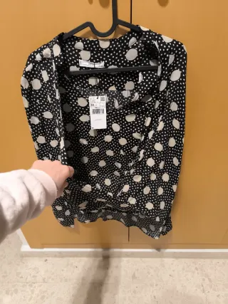 Blusa Mango lunares negra y blanca Talla XS