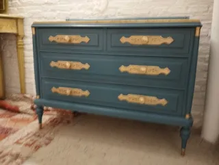 Cómoda antigua de madera y mármol