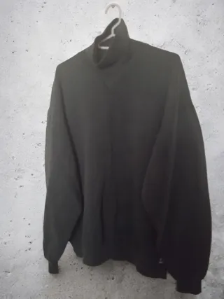 Jersey Russell Cuello Alto Negro