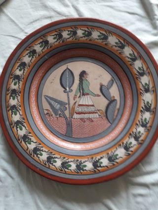 Plato decorativo de cerámica pintado a mano
