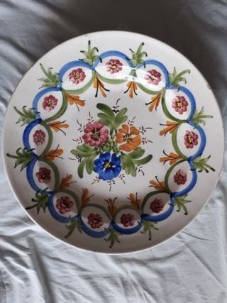 Plato decorativo de cerámica pintado a mano
