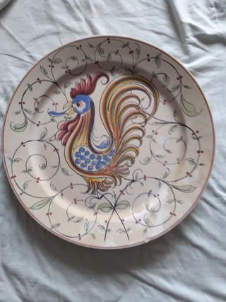 Plato decorativo de cerámica pintado a mano