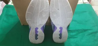 Scarpe Asics blu e bianche per pallavolo