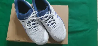 Scarpe Asics blu e bianche per pallavolo