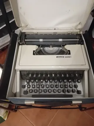 Máquina de escribir Olivetti DORA