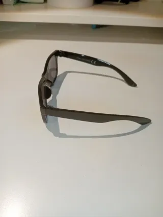 Óculos de Sol Preto e Vermelho