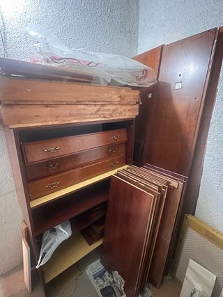 Vitrina antigua de madera desmontada.