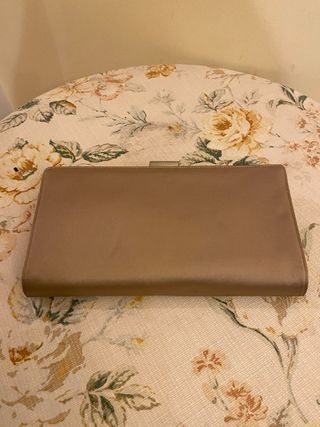 Bolso de noche beige y dorado