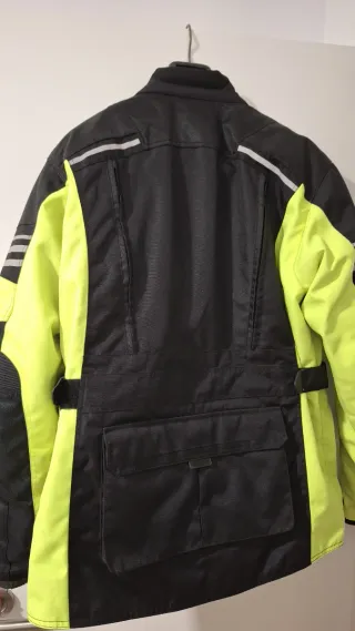 Chaqueta de moto negra y amarilla