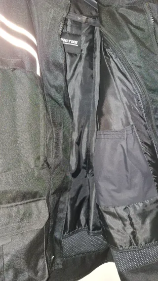 Chaqueta de moto negra y amarilla