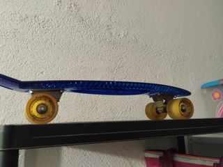 Patinete azul translúcido