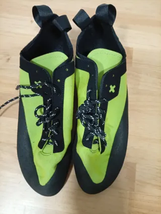 Pies de gato para escalada color verde. Número 47