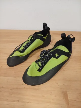 Pies de gato para escalada color verde. Número 47