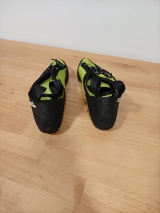 Pies de gato para escalada color verde. Número 47