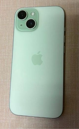 iPhone 15 verde claro