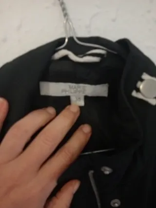 Gabardina negra con cinturón