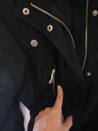 Gabardina negra con cinturón